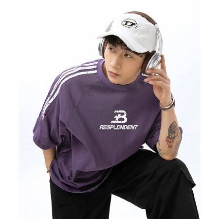 A new summer loose, pure cotton, broken letter printed short-sleeved T-shirt for men with contrasting color stripes and shoulder sleeves A new summer loose, pure cotton, broken letter printed short-sleeved T-shirt for men with contrasting color stripes and shoulder sleeves
